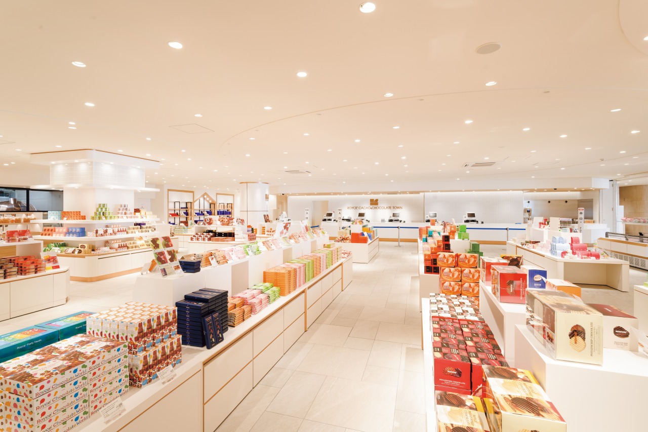隣接するショップ・ロイズタウン工場直売店ではオリジナルグッズも多数