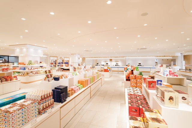 隣接するショップ・ロイズタウン工場直売店ではオリジナルグッズも多数