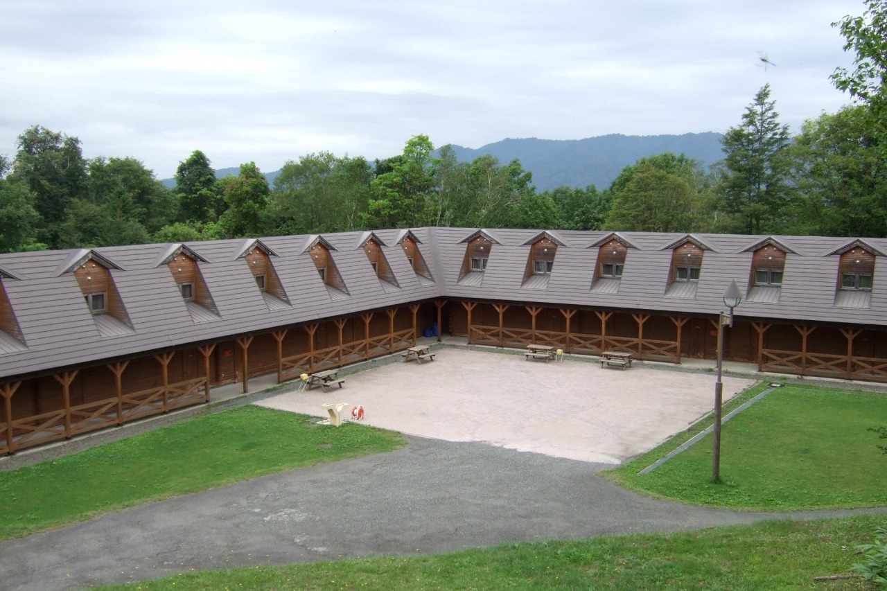 神居尻地区には4つのコテージがあり冷蔵庫や調理器具、寝具、ストーブを完備。浴室を備えた管理棟もあります