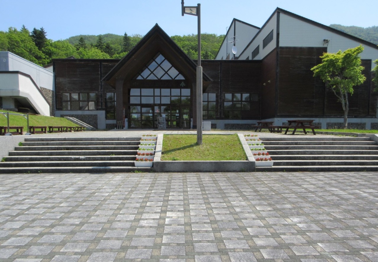 神威尻地区「森林学習センター」には体育館、体験工房のほか木の砂場もあります