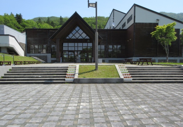 神威尻地区「森林学習センター」には体育館、体験工房のほか木の砂場もあります