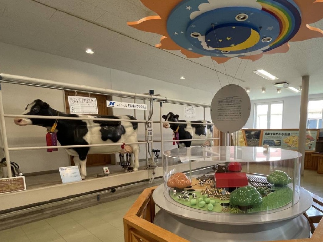 「牛の館」内にある体験ホールでは模擬牛の搾乳体験も（1回100円）