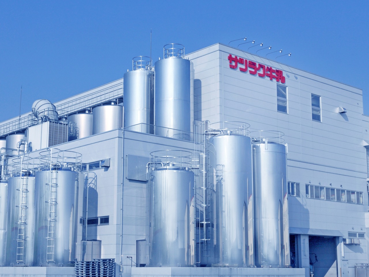 「ミルク館」では、牛乳やプリン・ヨーグルトといった乳製品を製造する工程を見学者ホールから見学