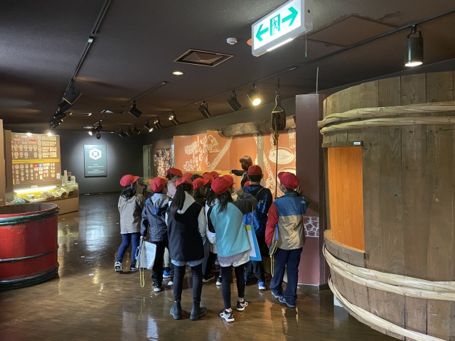 もろみの熟成による色と香りの変化を観察できるコーナーでは、実際に体感しながら学ぶことができます