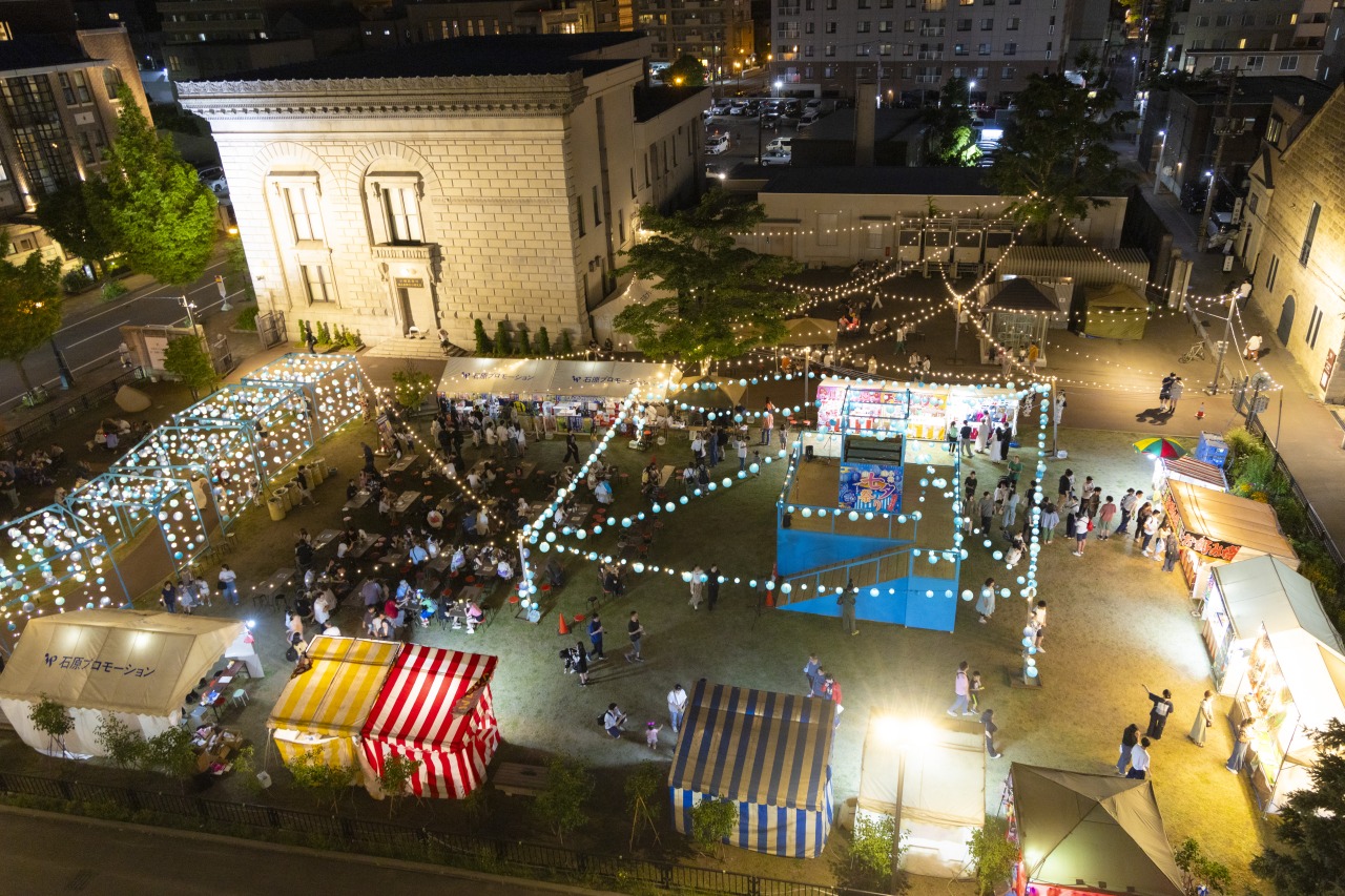 ライトアップされた会場全景