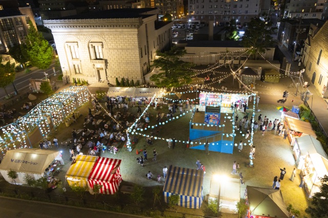 ライトアップされた会場全景