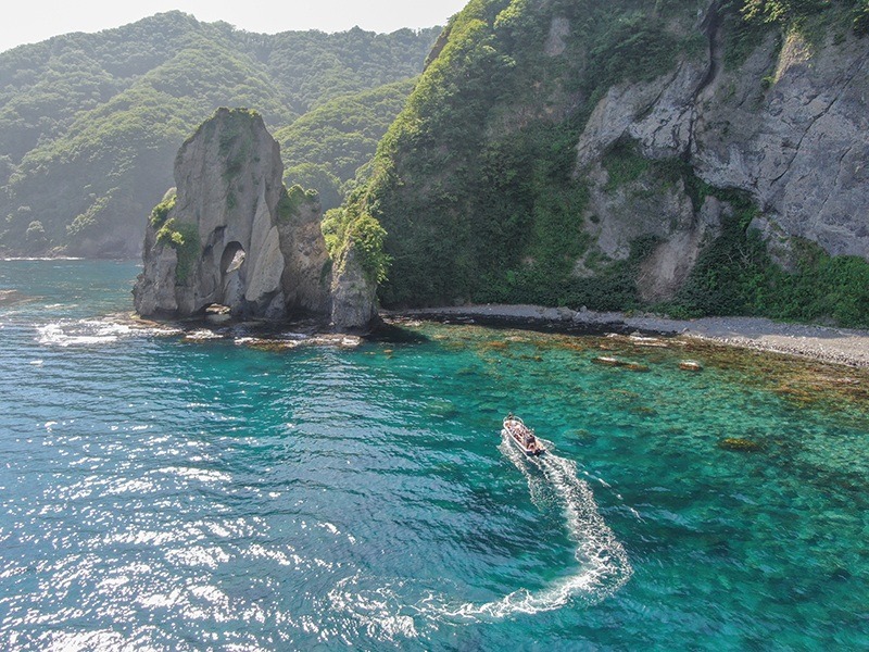 歴史とグルメと冒険を満喫!秘境・岩部海岸「青の洞窟クルーズ」へ!!